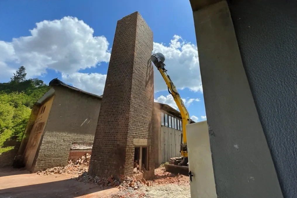 Rückbau eines 40 m-Schornsteins für einen Metallbaubetrieb