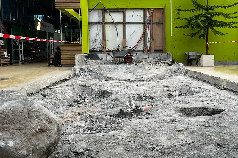 Abbruch Koibecken und Herstellung einer Bodenplatte bei Pflanzen Kölle in Wildau